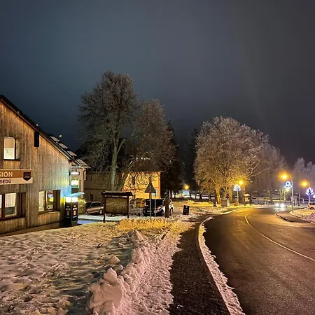 A Restaurace U Sousedů Affittacamere Strazny